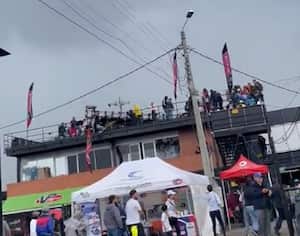 Asistentes que estaban en el Autódromo de Tocancipá tratan de auxiliar a los afectados en la tribuna este domingo.