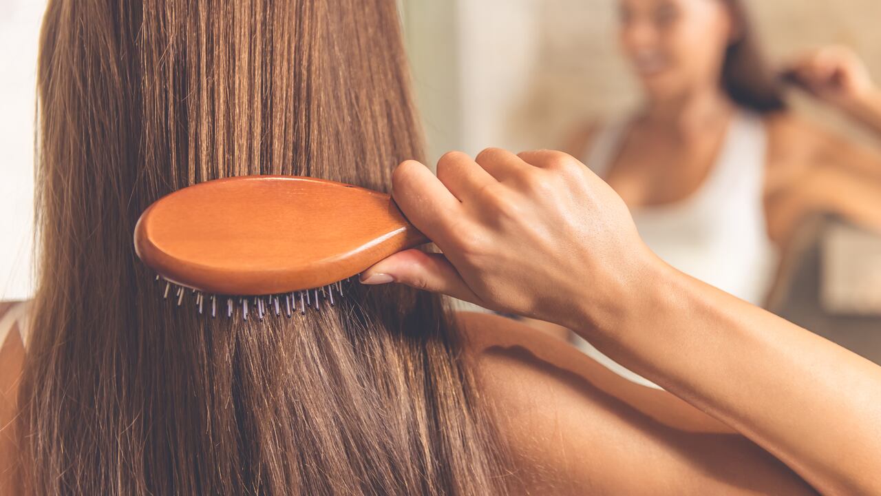 El cabello seco suele ser más fuerte que cuando está mojado.