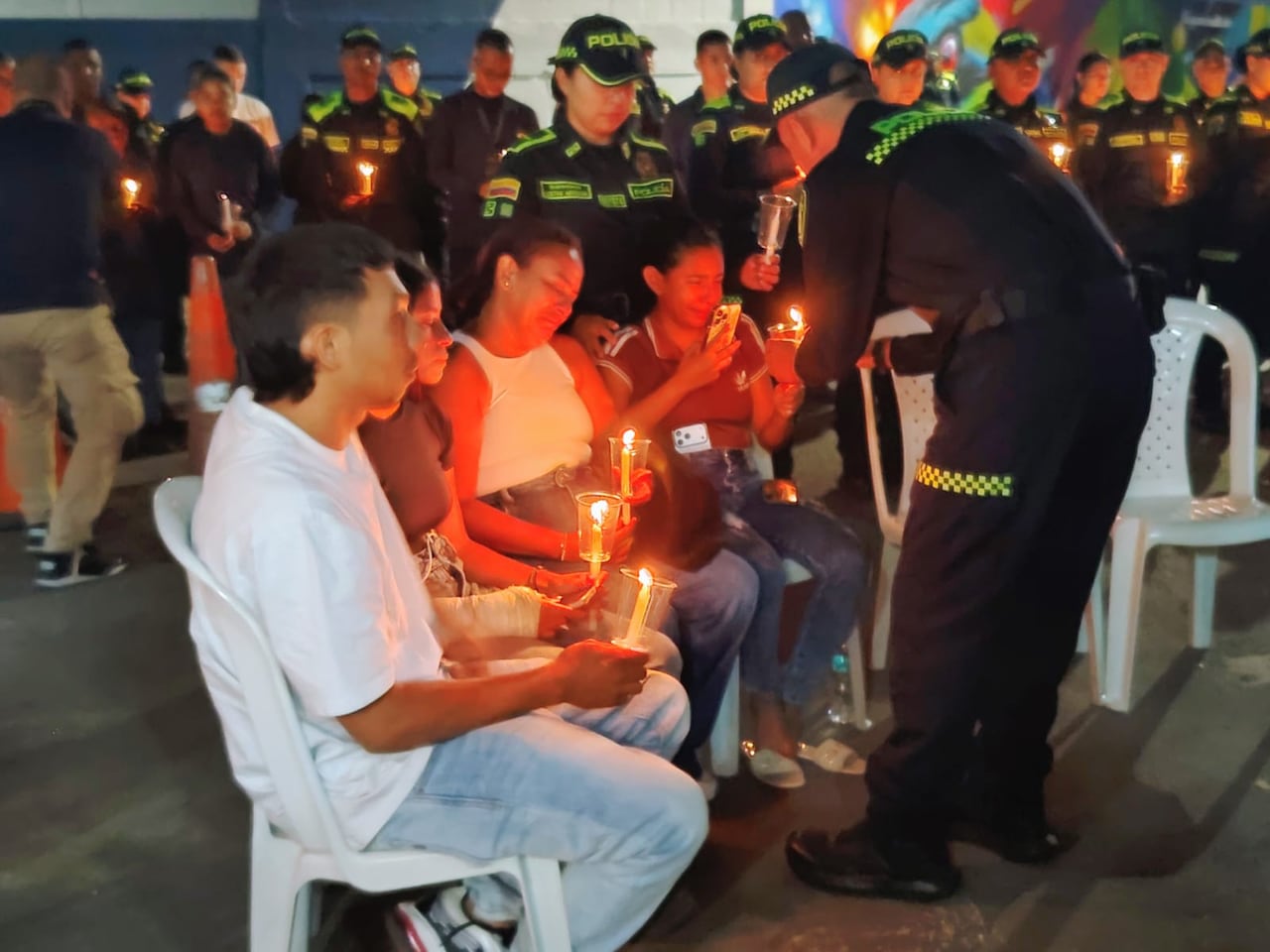 Con velas blancas y una ceremonia religiosa, familiares, allegados y miembros de la institución se congregaron para recordar a la patrullera.