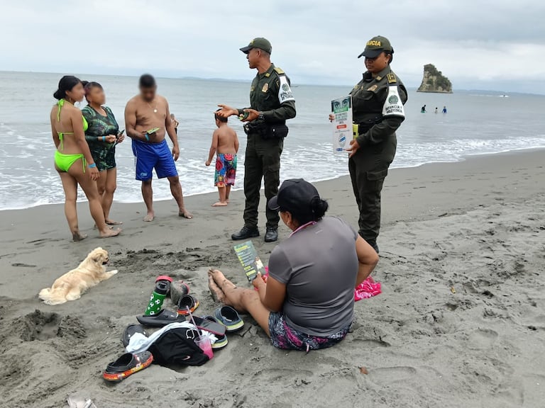 La Policía Nacional, a través del Grupo de Protección y Servicios Especiales del Distrito de Policía Tumaco, fortaleció las acciones de control, vigilancia y prevención en el sector turístico de Playa El Morro, con el objetivo de garantizar la tranquilidad y seguridad de visitantes nacionales y extranjeros que disfrutan de este reconocido destino del Pacífico nariñense.