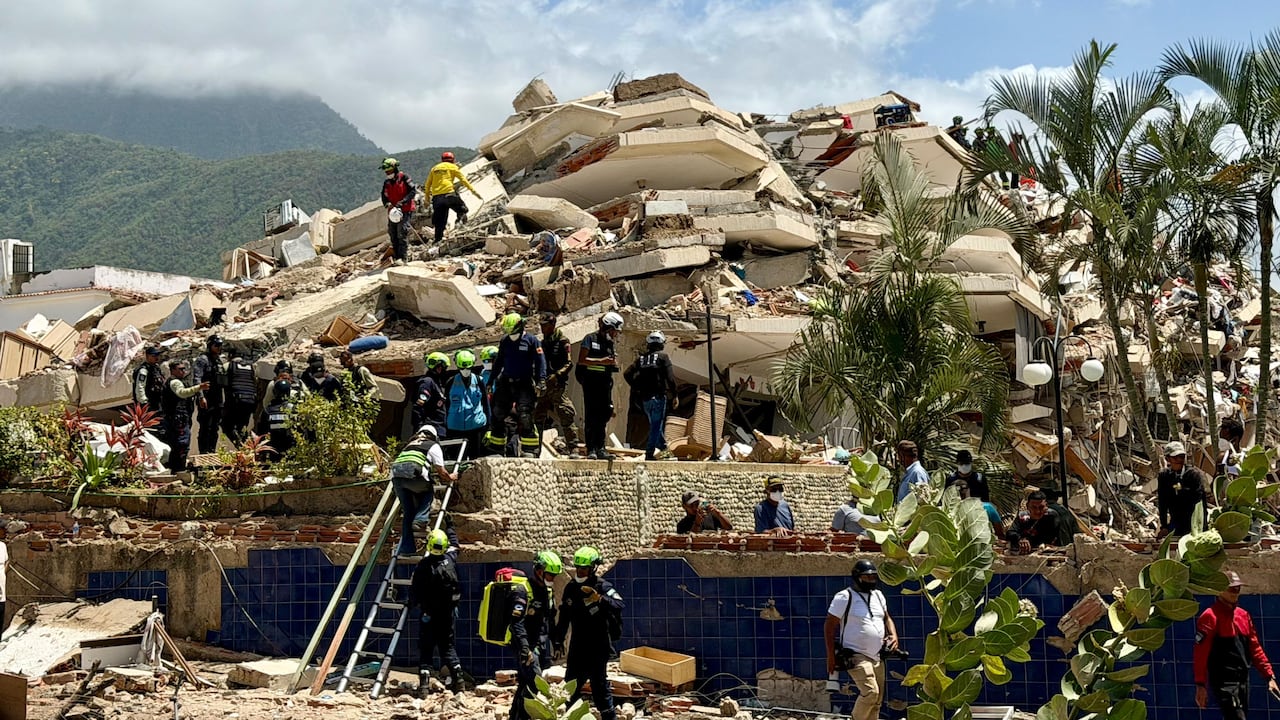 63 rescatistas y 4 binomios caninos conformaron la delegación del equipo USAR Col-1 que viajó a Venezuela para ayudar en la búsqueda de víctimas.
