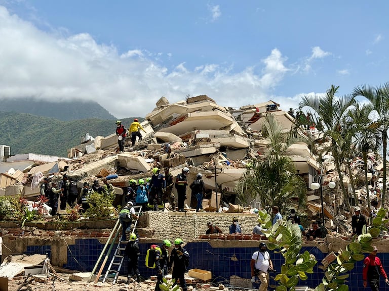 63 rescatistas y 4 binomios caninos conformaron la delegación del equipo USAR Col-1 que viajó a Venezuela para ayudar en la búsqueda de víctimas.