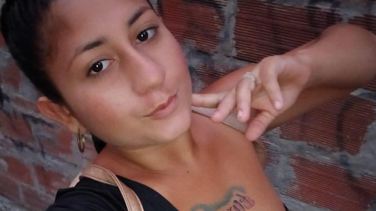 La mujer había sido atacada en el barrio Obrero de Neiva, Huila, donde, según las investigaciones, su expareja sentimental, Yesid Alexander Rojas, alias “El Mudo”, presuntamente le roció gasolina y luego le prendió fuego. Pese a los esfuerzos médicos realizados durante varios días, la joven no logró sobrevivir a las graves lesiones sufridas.