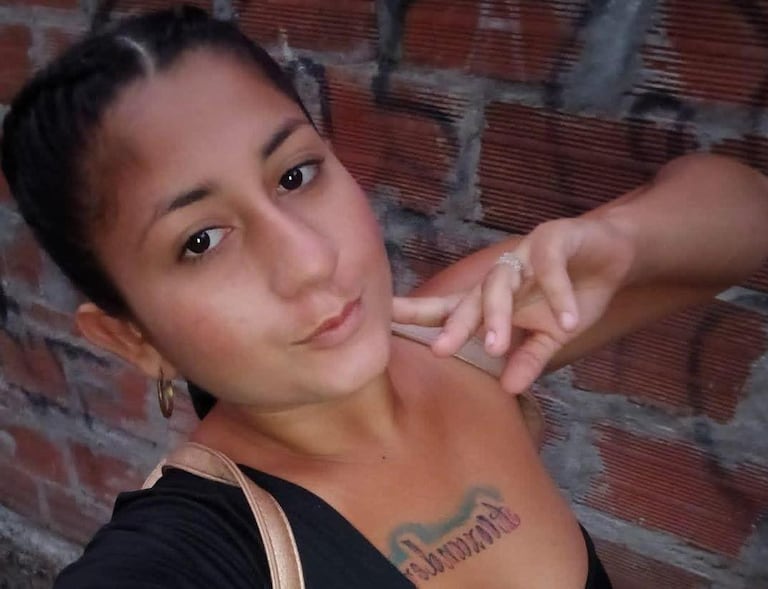 La mujer había sido atacada en el barrio Obrero de Neiva, Huila, donde, según las investigaciones, su expareja sentimental, Yesid Alexander Rojas, alias “El Mudo”, presuntamente le roció gasolina y luego le prendió fuego. Pese a los esfuerzos médicos realizados durante varios días, la joven no logró sobrevivir a las graves lesiones sufridas.
