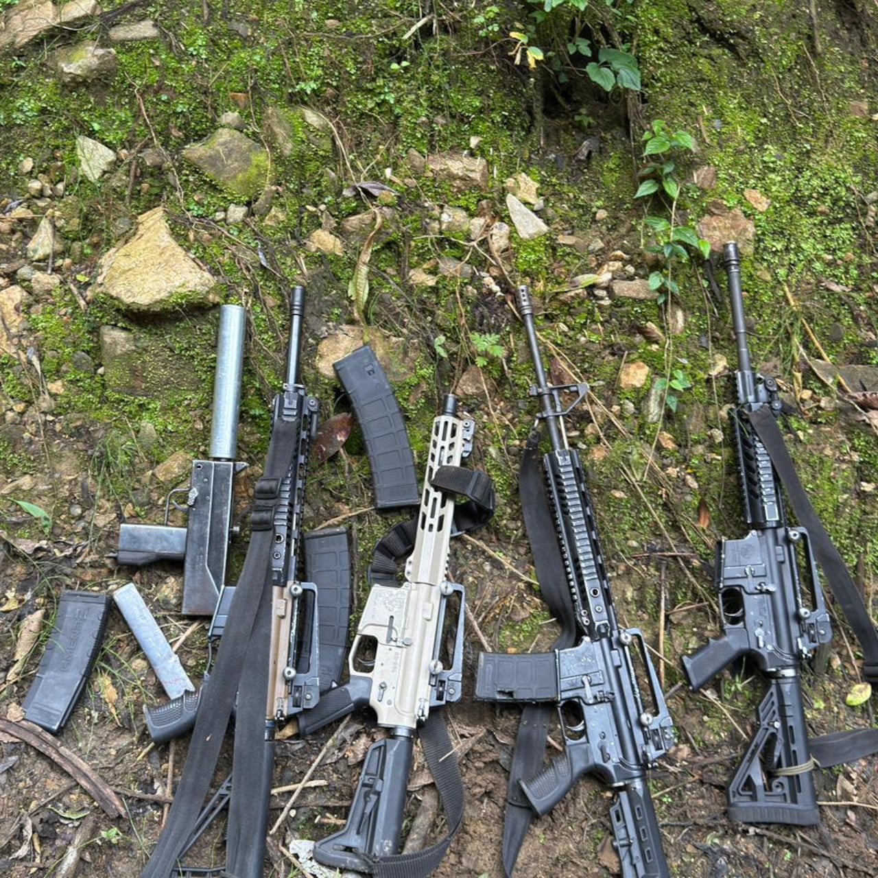 Soldados del Batallón de Infantería No. 18 coronel Jaime Rooke, de la Sexta Brigada, en combates contra el grupo armado organizado residual, GAO-r, Frente Joaquín González, al servicio de alias Calarcá, en la vereda El Paraíso del municipio de Rovira, lograron la captura del cabecilla de esta estructura alias Esteban y de tres integrantes más, así como la neutralización en desarrollo de la operación de un sujeto más, integrante de este grupo armado.