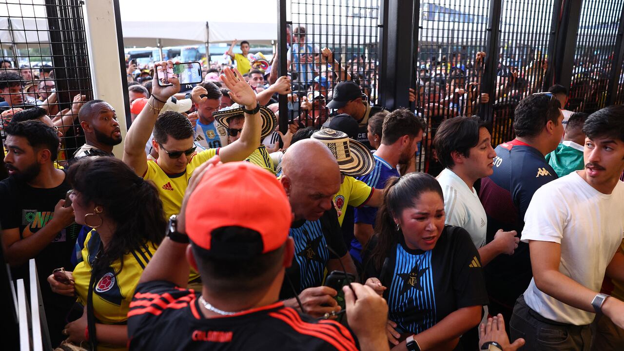 Momentos de desesperación se vivieron en las afueras del Hard Rock Stadium de la ciudad de Miami, Estados Unidos.