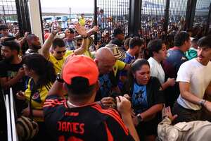 MIAMI GARDENS, FLORIDA - JULY 14: Large crowds of fans try to enter the stadium amid disturbances prior to the CONMEBOL Copa America 2024 Final match between Argentina and Colombia at Hard Rock Stadium on July 14, 2024 in Miami Gardens, Florida. Maddie Meyer/Getty Images/AFP (Photo by Maddie Meyer / GETTY IMAGES NORTH AMERICA / Getty Images via AFP)