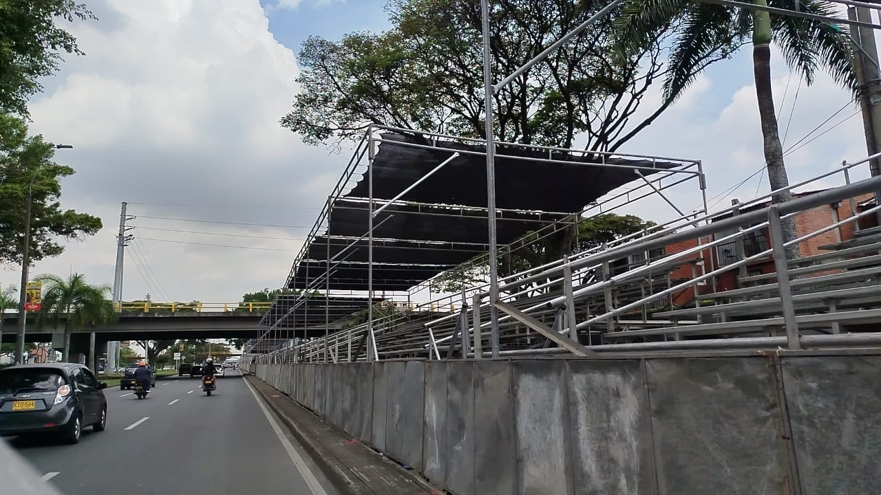 La instalación de las graderías en la autopista Suroriental se ha realizado según el cronograma estipulado por el comité organizador de la Feria.
