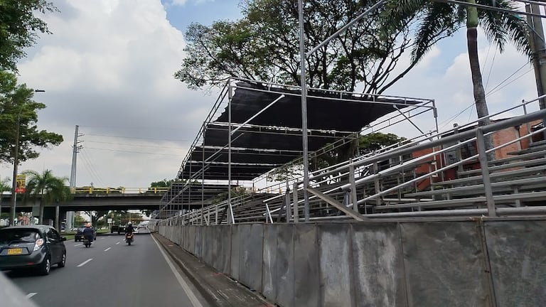 La instalación de las graderías en la autopista Suroriental se ha realizado según el cronograma estipulado por el comité organizador de la Feria.