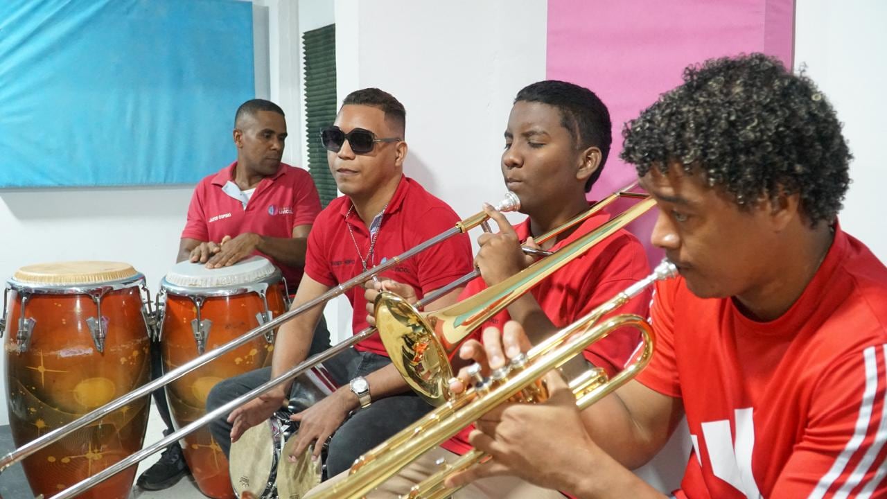 Mientras algunos visitantes bailan durante el ensayo, los músicos de la orquesta Veinte Veinte siguen el ritmo guiados por la memoria, el oído y la percusión. También por la vibración del piso. “Nuestro propósito es ver bailar a Colombia”, dicen.