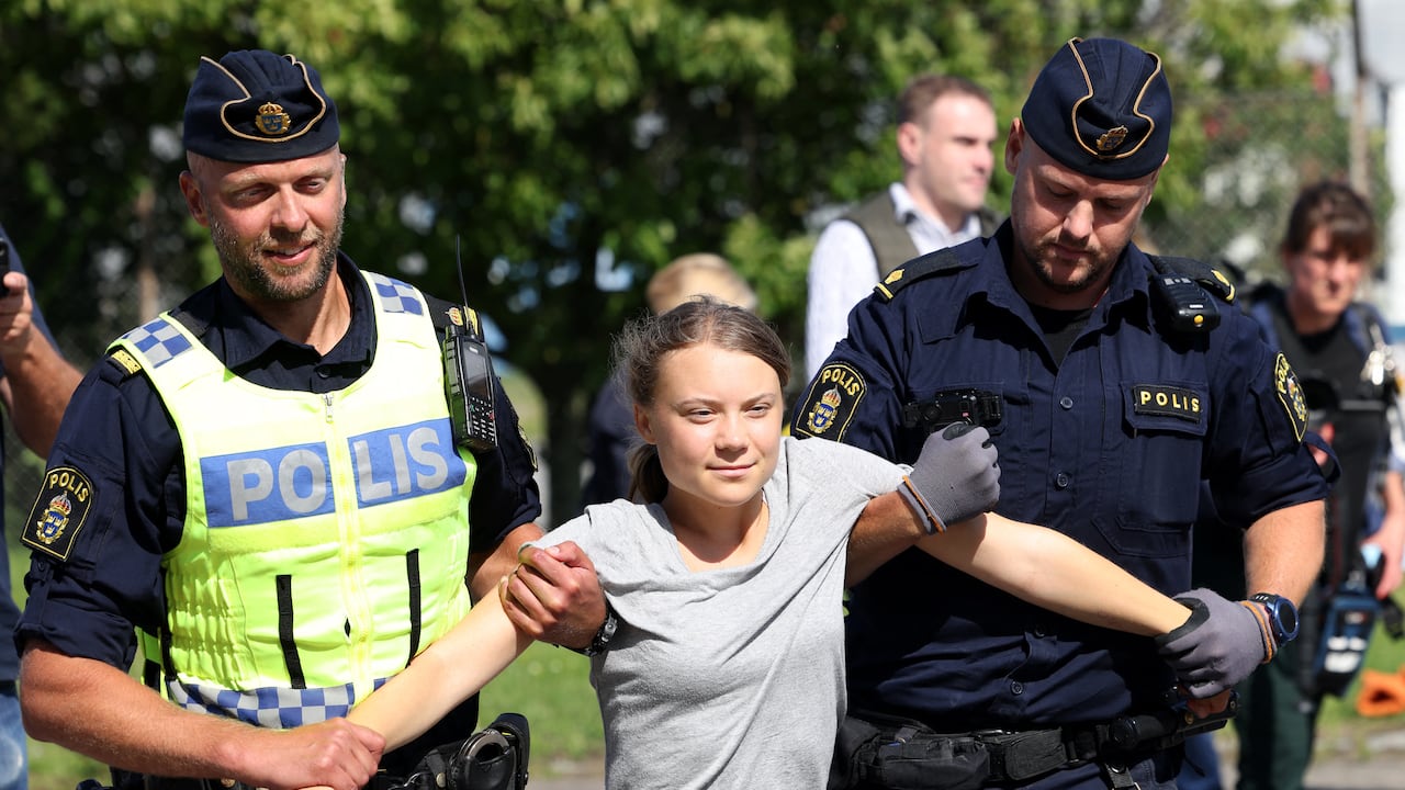 La activista climática Greta Thunberg es llevada por agentes de policía después de que participó en una nueva acción climática en Oljehamnen en Malmo, Suecia, el 24 de julio de 2023, poco después de que el tribunal de distrito de la ciudad la declarara culpable.