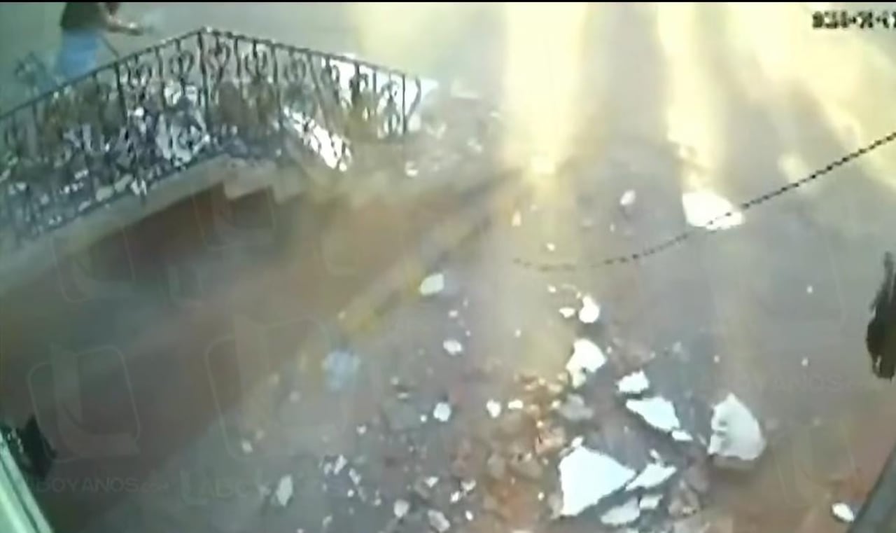 Mientras los habitantes descendían por las escaleras para ponerse a salvo, a su alrededor comenzaron a caer diferentes elementos de la estructura.