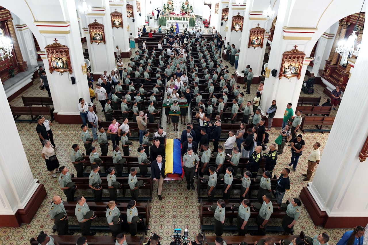 En Cali se realizó el sepelio del subintendente Jorge Leonardo Gómez, asesinado en Mariano Ramos: “murió cumpliendo su juramento”