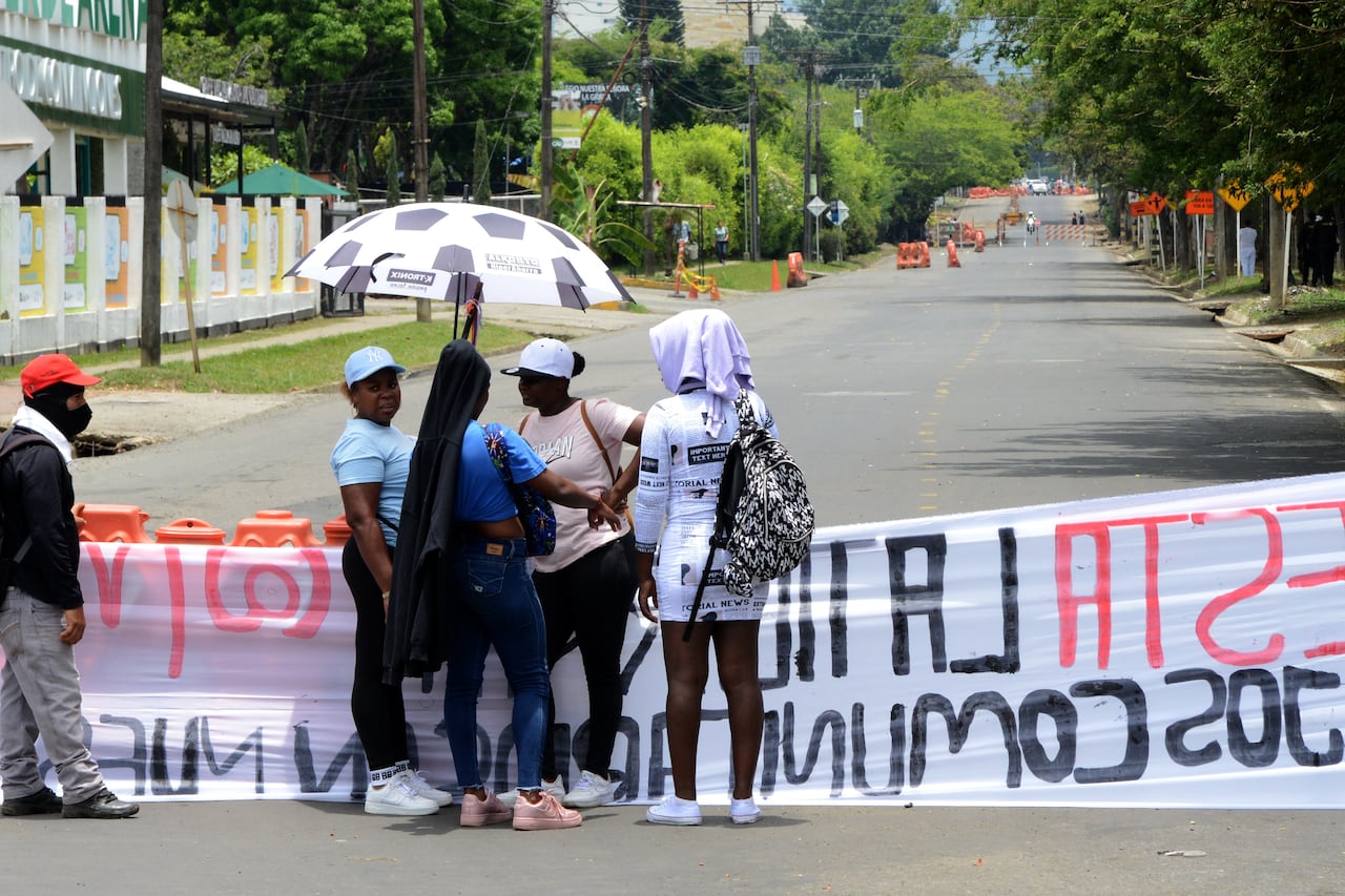 Cali: Bloqueo en la vía Panamericana Cali Jamundí en la cr 125 con cll 25, por desplazados y comunidades indígenas, exigiendo la presencia del presidente Gustavo Petro o la vice presidenta para solucionar sus problemas de tierra. foto José L Guzmán. El País, sept 9-23