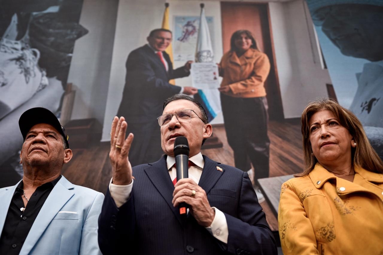 El candidato Roy Barreras junto a su fórmula vicepresidencial, Martha Lucia Zamora realizaron la inscripción de su candidatura en la Registraduria Nacional.