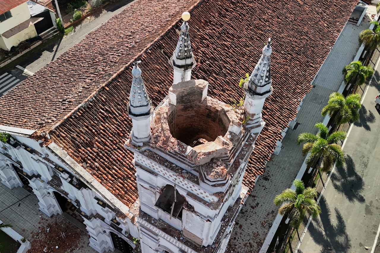 La torre de una iglesia resulta dañada tras un terremoto que sacudió Villa de los Santos, Panamá.