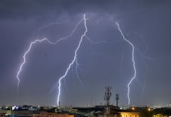 En medio de Fenómeno del Niño, se están presentando fuertes aguaceros con tormentas eléctricas, que tienen a los caleños sin saber si viene una ola de calor o de lluvias. Sin embargo, muchos agradecen estos aguaceros que refrescan la Sultana del Valle.