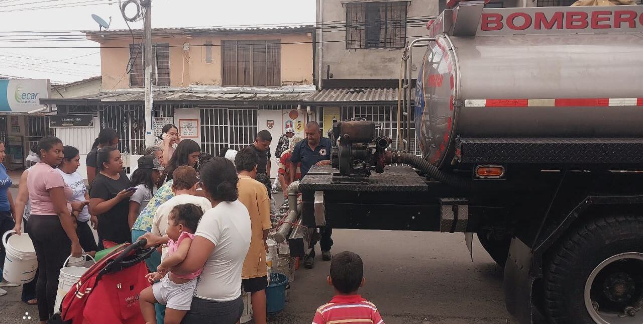 Este es uno de los dos vehículos cisternas usados por los bomberos para repartir agua potable entre las comunidades del barrio Los Naranjos de Popayán.