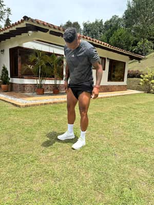 Fredy Guarín, en la que sería su residencia, muestra el rotundo cambio que han dado sus piernas, al volverse un amante del ejercicio.