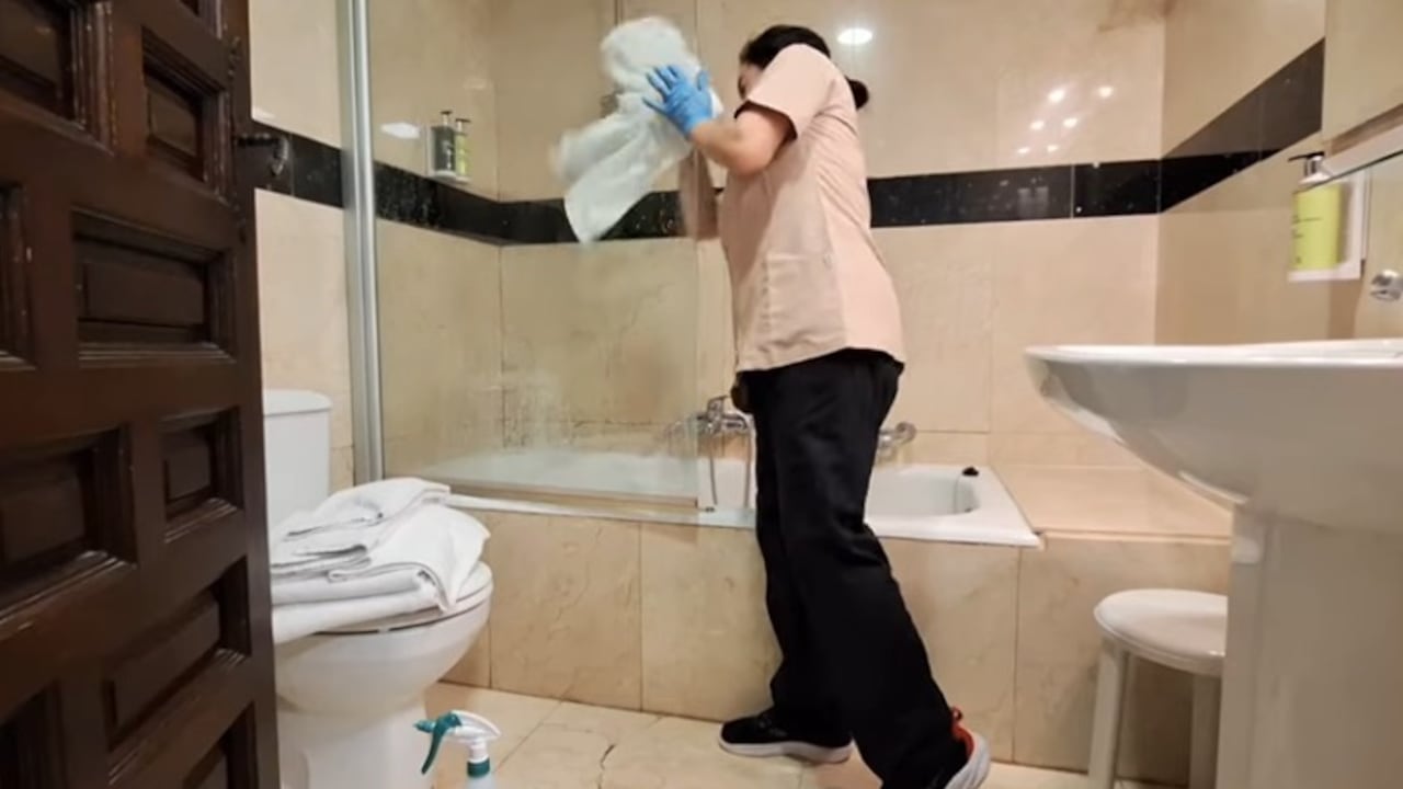 Colombiana cuenta cómo es ser camarera de piso en España: alta exigencia física.