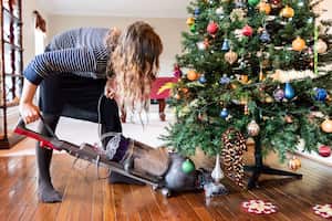 Con una limpieza adecuada no solo mantendrá la belleza de su árbol, sino que también asegurara que la magia de la Navidad llene su hogar año tras año.