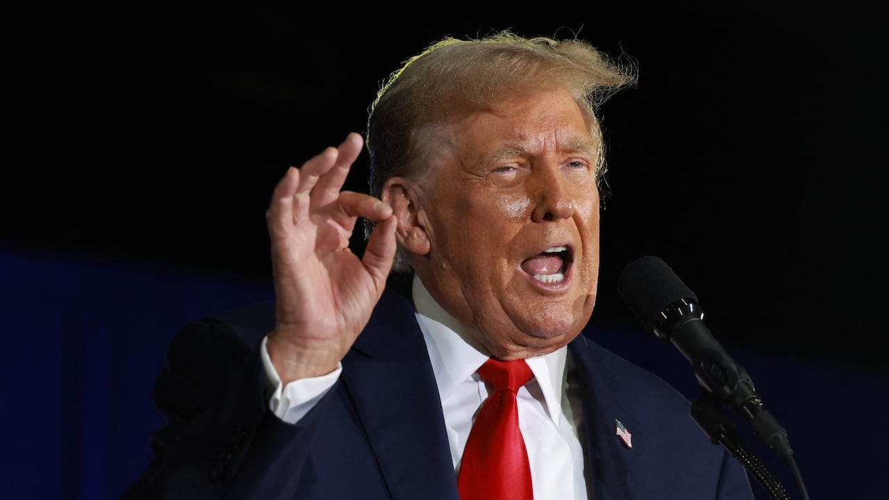 "En el primer día de nuestra nueva administración, cerraremos la frontera, detendremos la invasión y enviaremos a los extranjeros ilegales de Joe Biden de vuelta a casa, donde pertenecen. Tenemos que echarlos", amenazó Trump este viernes.