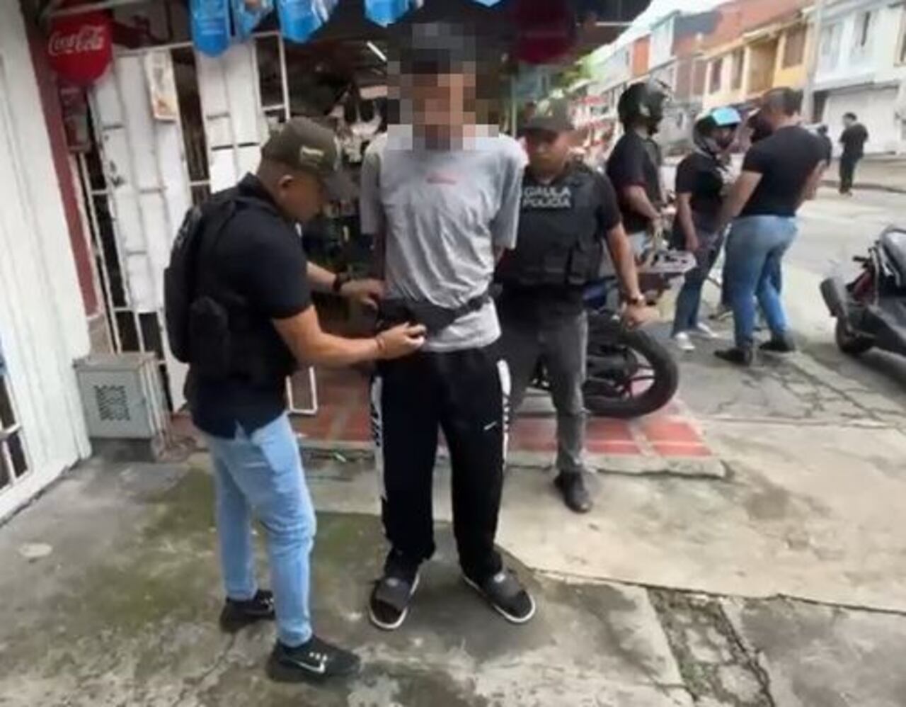 Este sujeto fue sorprendido cuando recibía el dinero de parte de la víctima, quien fue citada en una tienda para que pagara el recurso económico que este sujeto le exigía para no atentar contra su vida.