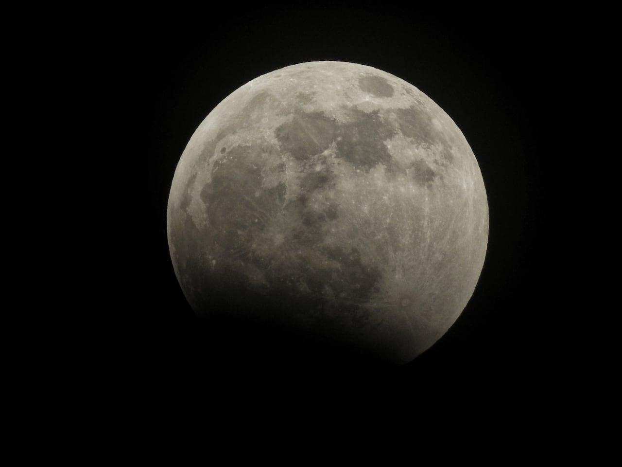 El eclipse de Luna en Cali, inició a las 8:20 p. m. de este jueves 27 de agosto y alcanza su punto máximo a las 11:12 pm. Foto Jorge Orozco