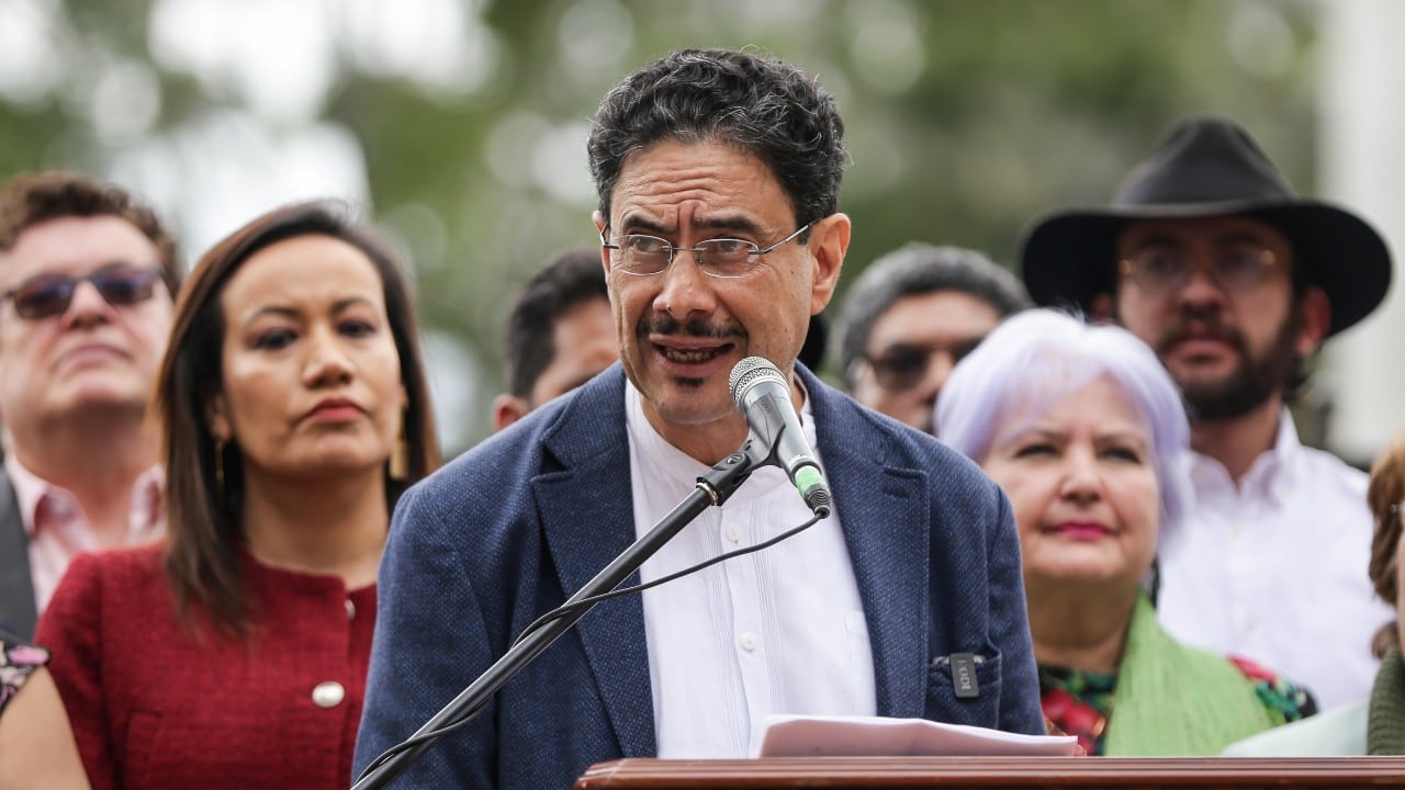 El candidato presidencial por el Pacto Histórico, Iván Cepeda, junto a diferentes miembros de la bancada.