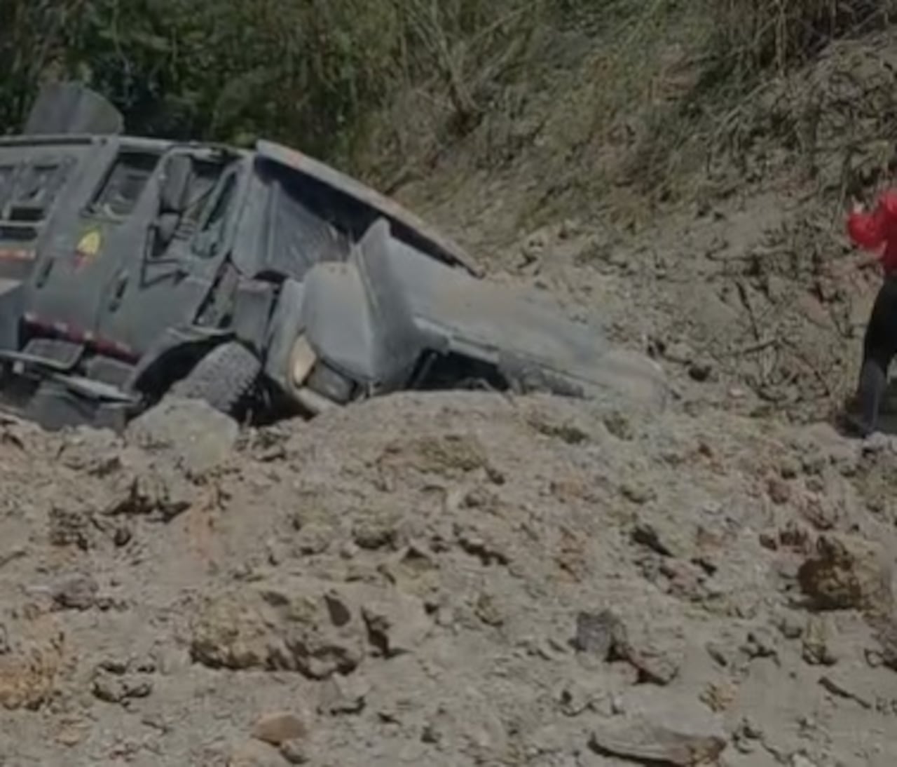 De acuerdo con el gobiernador del Cauca, Octavio Guzmán, se tratató del lanzamiento de explosivos desde drones contra militares que patrullaban este tramo de la Panamericana.