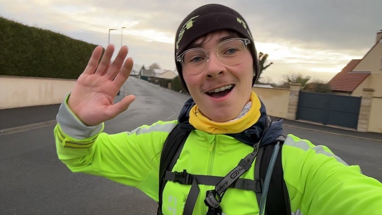 Mathis Vérité se demora en llegar a su colegio entre tres y tres horas y media, dependiendo de cómo se encuentre su humor.