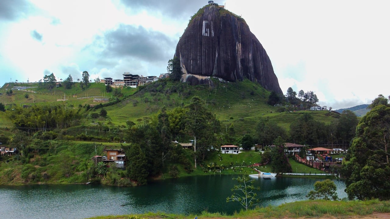 En Guatapé, Antioquia, también se dice que ha habido avistamientos. Algunos aseguran que los ovnis son atraídos por el cuarzo de la piedra del Peñol.