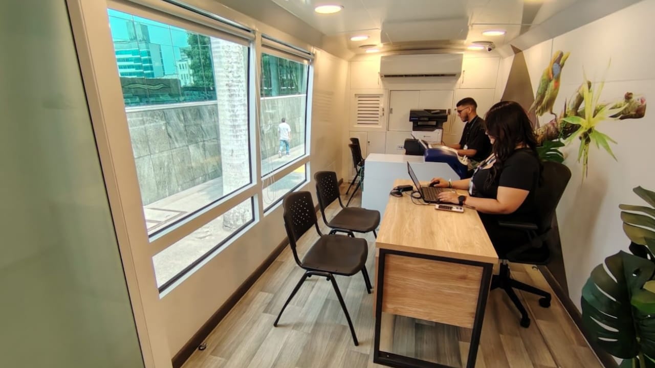 La oficina móvil del Banco de Occidente cuenta con cajero automático y espacio para realizar diferentes operaciones bancarias.