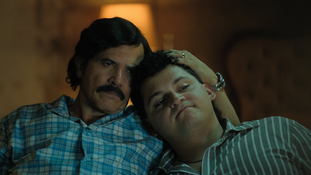 Dear Killer Nannies, Criado por Sicarios. Jhon Leguízamo es Pablo Escoba r y Miguel García es Juanpi niño.