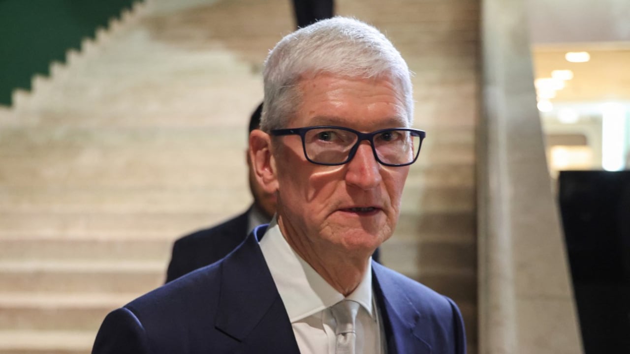 El empresario estadounidense Tim Cook observa durante la reunión anual del Foro Económico Mundial (FEM) en Davos el 20 de enero de 2026.