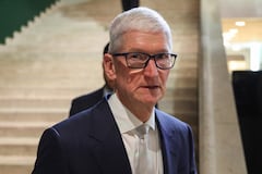 El empresario estadounidense Tim Cook observa durante la reunión anual del Foro Económico Mundial (FEM) en Davos el 20 de enero de 2026.