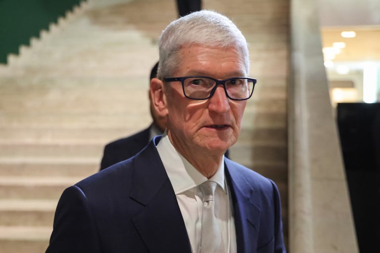 El empresario estadounidense Tim Cook observa durante la reunión anual del Foro Económico Mundial (FEM) en Davos el 20 de enero de 2026.