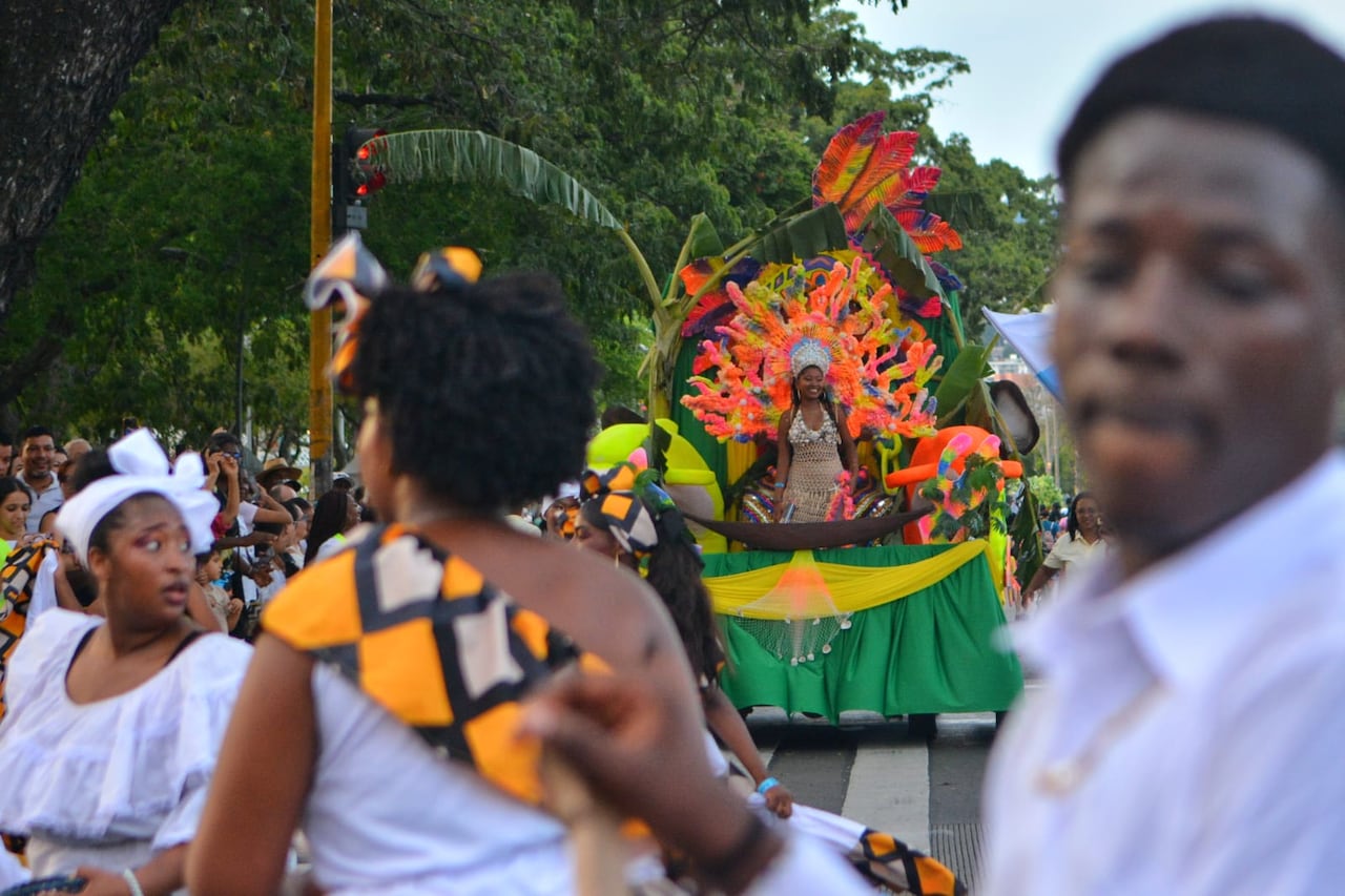 El desfile de colonias con el que arrancó el Festival Petronio Álvarez en Cali.
