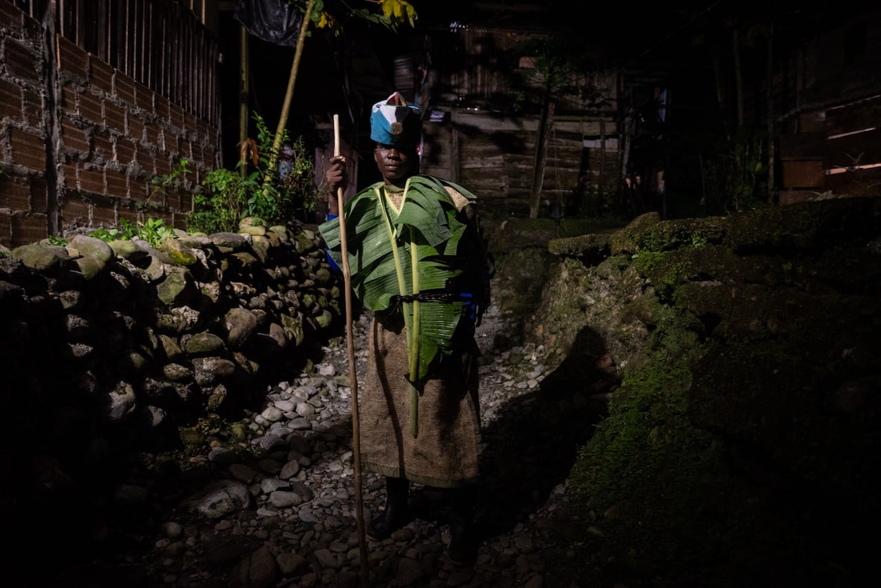 Las máscaras de balso, los costales y los látigos forman parte de la representación de los Manacillos, personajes centrales de la Semana Santa en Yurumanguí.
Foto Ever Andrés Mercado - World Press Photo