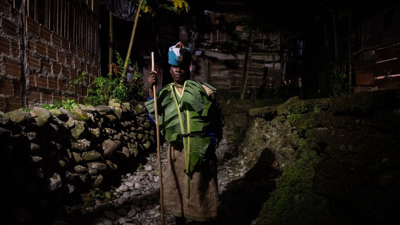 Las máscaras de balso, los costales y los látigos forman parte de la representación de los Manacillos, personajes centrales de la Semana Santa en Yurumanguí.
Foto Ever Andrés Mercado - World Press Photo