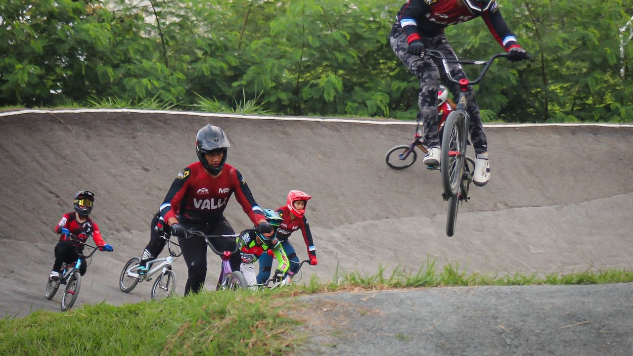 Algunos de los ejercicios de entrenamiento del equipo de ciclismo del Valle en el BMX Racing.