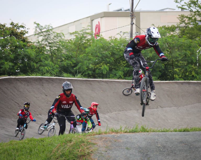 Algunos de los ejercicios de entrenamiento del equipo de ciclismo del Valle en el BMX Racing.