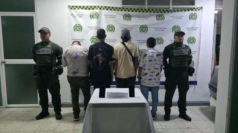 La Policía interceptó el vehículo en el corredor Mediacanoa -La Virginia y halló celulares reportados.