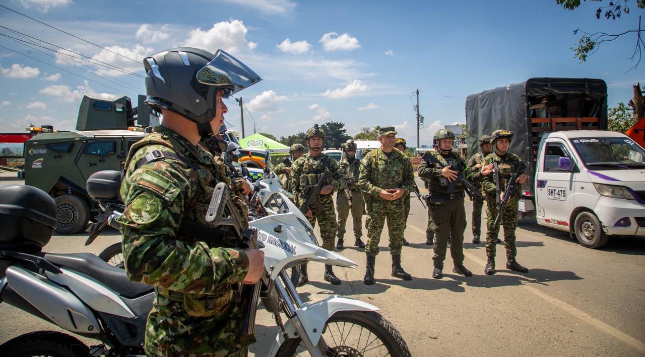 Este amplio operativo se desarrolla de manera articulada entre las fuerzas militares y de Policía, con presencia constante en corredores viales, zonas urbanas, áreas rurales, sitios turísticos, centros comerciales, templos religiosos y lugares de alta afluencia de público, con el objetivo de prevenir hechos delictivos, garantizar la movilidad segura de los viajeros y preservar la tranquilidad de las comunidades durante esta temporada de fin de año.
