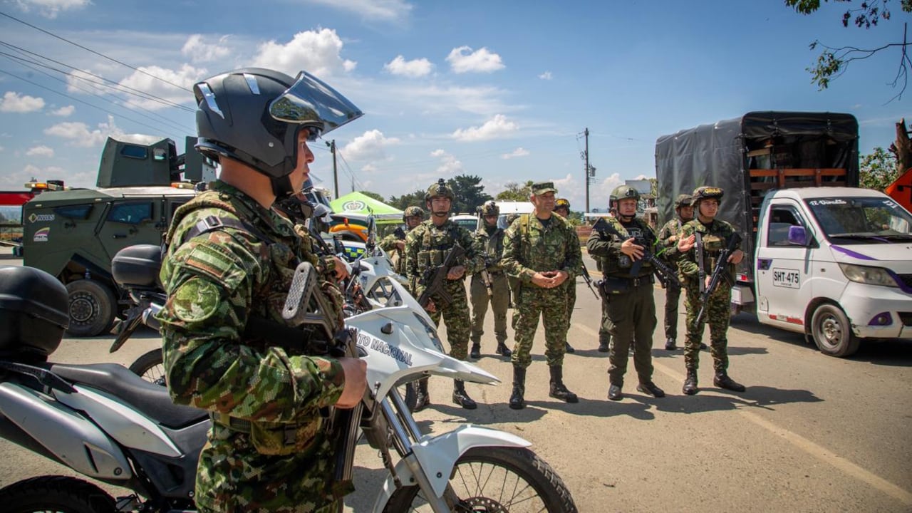 Este amplio operativo se desarrolla de manera articulada entre las fuerzas militares y de Policía, con presencia constante en corredores viales, zonas urbanas, áreas rurales, sitios turísticos, centros comerciales, templos religiosos y lugares de alta afluencia de público, con el objetivo de prevenir hechos delictivos, garantizar la movilidad segura de los viajeros y preservar la tranquilidad de las comunidades durante esta temporada de fin de año.