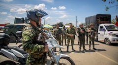 Este amplio operativo se desarrolla de manera articulada entre las fuerzas militares y de Policía, con presencia constante en corredores viales, zonas urbanas, áreas rurales, sitios turísticos, centros comerciales, templos religiosos y lugares de alta afluencia de público, con el objetivo de prevenir hechos delictivos, garantizar la movilidad segura de los viajeros y preservar la tranquilidad de las comunidades durante esta temporada de fin de año.