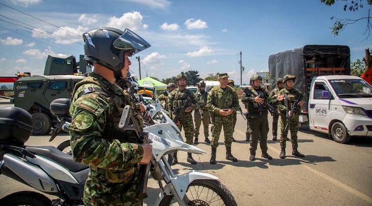 Este amplio operativo se desarrolla de manera articulada entre las fuerzas militares y de Policía, con presencia constante en corredores viales, zonas urbanas, áreas rurales, sitios turísticos, centros comerciales, templos religiosos y lugares de alta afluencia de público, con el objetivo de prevenir hechos delictivos, garantizar la movilidad segura de los viajeros y preservar la tranquilidad de las comunidades durante esta temporada de fin de año.