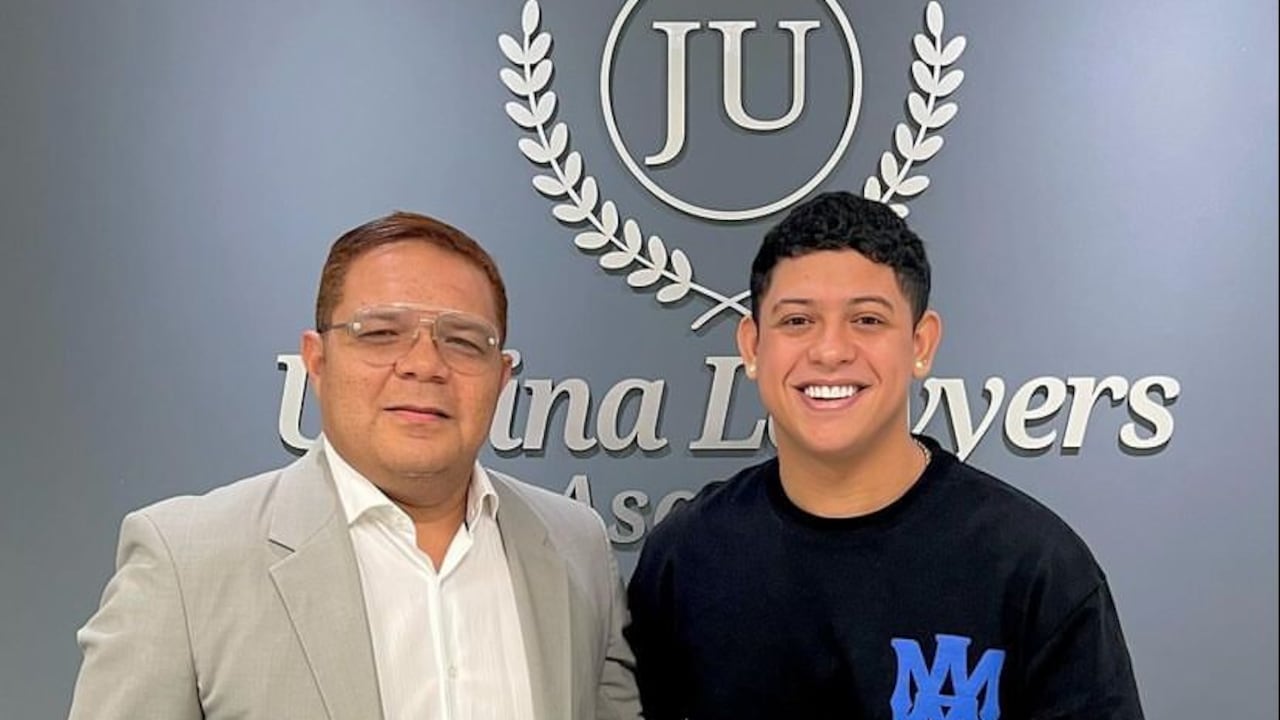 LuisRa Solano junto a su abogado Jorge Urbina.