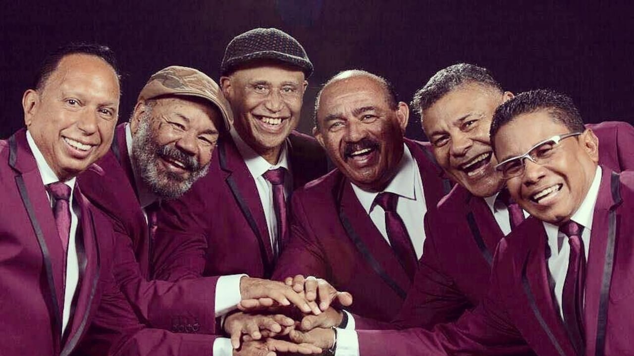 LA DIMENSIÓN LATINA / (VENEZUELA): Sus músicos son conocidos como Los generales de la salsa y la orquesta como La institución de la salsa. Con 37 discos, La Dimensión Latina se ha consagrado como una de las agrupaciones salseras de mayor renombre en la música caribeña y el espectáculo, por ello, el 12 de junio de 2012 la Alcaldía Libertador de Caracas, capital de Venezuela, la declaró Patrimonio Cultural. Su primer disco fue una grabación compartida con el Clan de Víctor en 1972, ya que Víctor Mendoza, productor musical del sello, debía rendir un disco más con su agrupación y quiso darle la oportunidad a este naciente grupo venezolana. De ahí se desprende el primer éxito del sexteto, Pensando en ti, interpretado por el sonero Oscar D'León.