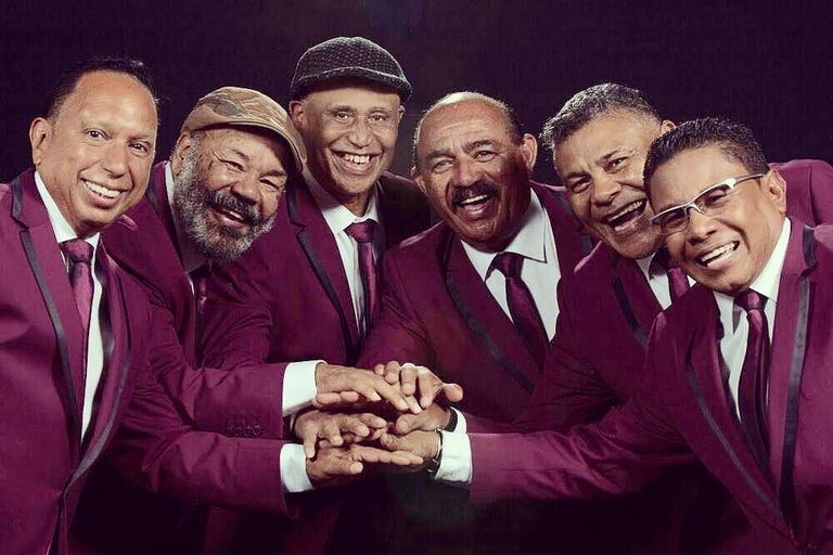 LA DIMENSIÓN LATINA / (VENEZUELA): Sus músicos son conocidos como Los generales de la salsa y la orquesta como La institución de la salsa. Con 37 discos, La Dimensión Latina se ha consagrado como una de las agrupaciones salseras de mayor renombre en la música caribeña y el espectáculo, por ello, el 12 de junio de 2012 la Alcaldía Libertador de Caracas, capital de Venezuela, la declaró Patrimonio Cultural. Su primer disco fue una grabación compartida con el Clan de Víctor en 1972, ya que Víctor Mendoza, productor musical del sello, debía rendir un disco más con su agrupación y quiso darle la oportunidad a este naciente grupo venezolana. De ahí se desprende el primer éxito del sexteto, Pensando en ti, interpretado por el sonero Oscar D'León.